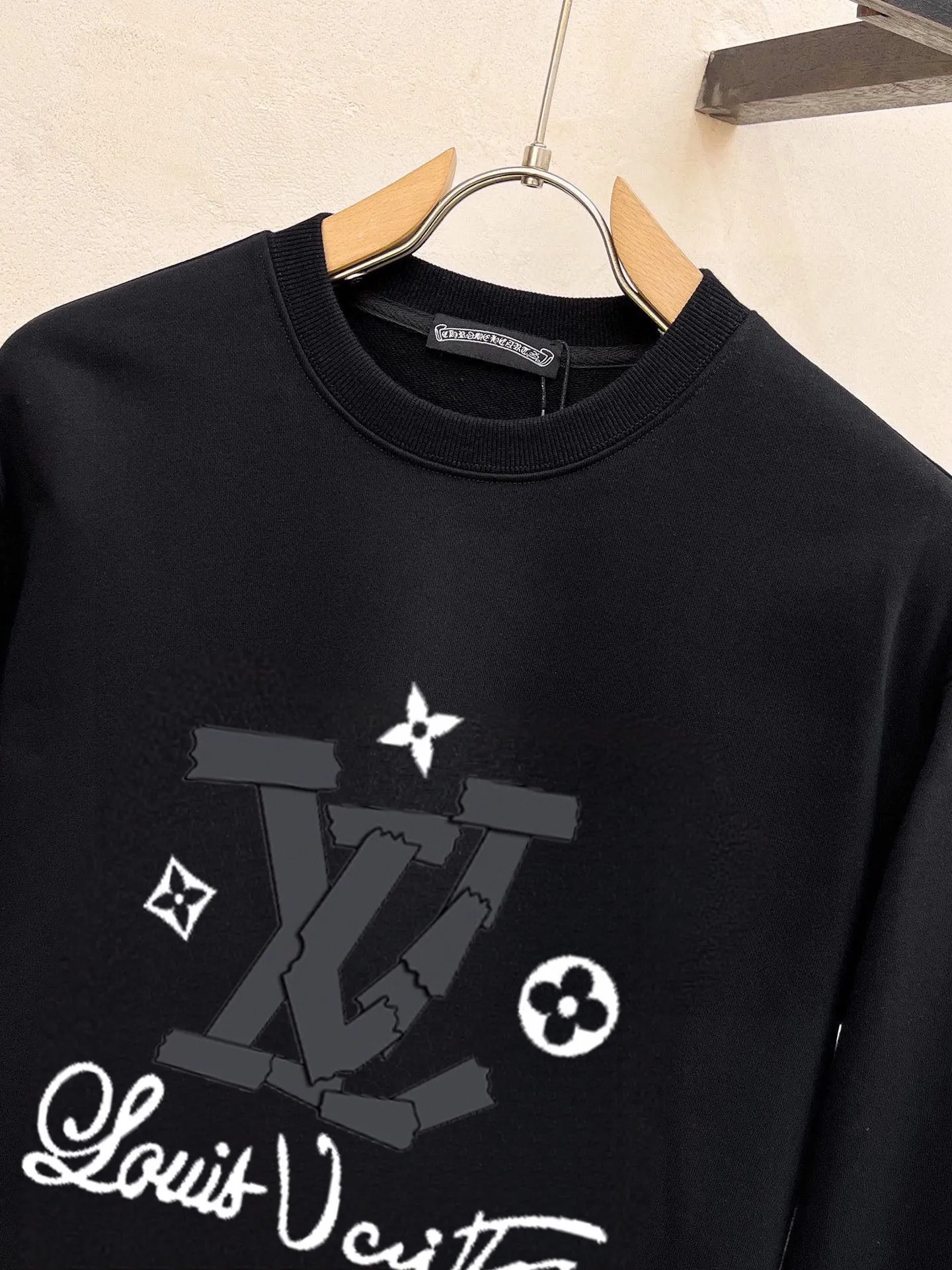 🅿️220 brand [LV Louis Vuitton] (good news for fat people) 2025ss autumn latest long-sleeved round-neck sweatshirt, on sale simultaneously on the official website. Refreshing and breathable. Made of top Tencel Roman. Comfortable and soft. 3D three-dimensional clarity. Super fashion sense. Great for gifting and keeping for yourself. Size: M-5XL (can wear up to 220 pounds)
